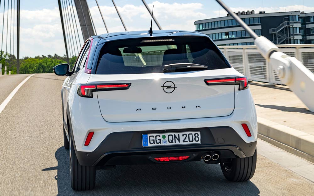 Posteriore di Opel Mokka Ibrida 2024 Posteriore di Opel Mokka Ibrida 2024